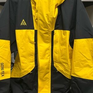 Nike ACG Gore-Tex Jacket in Black and Bright Yellow Amarillo
